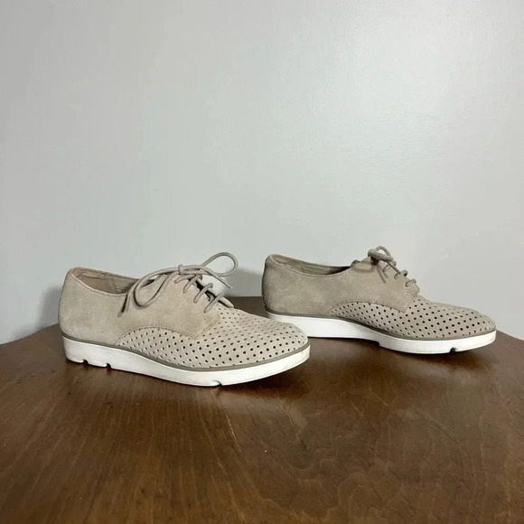 Women’s Clarks Evie Bow tan suede Oxford size 6.5 - Picture 1 of 7